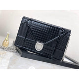 ama Wallet on Chain Pochette Bag