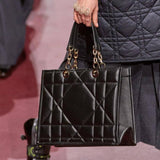 Medium Essential Tote Bag M8721