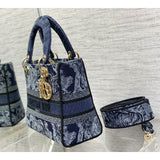 Medium Lady D-Lite Bag Denim Blue Toile de Jouy Embroidery M0565