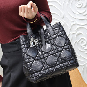 Medium-sized   Toujours Vertical Handbag Waxed Black