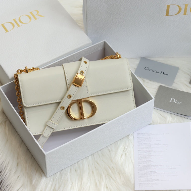 30 Montaigne Bag: White Leather, Chain Strap, Practical Pockets