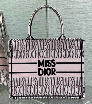   Tote: Spring/Summer, Miss Spacious & Trendy