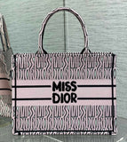   Tote: Spring/Summer, Miss Spacious & Trendy