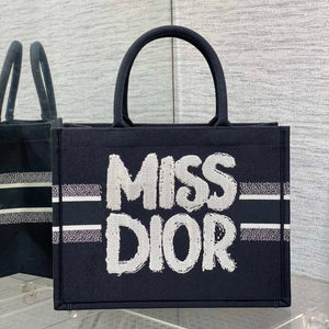   Spring/Summer Tote: Miss Spacious & Stylish