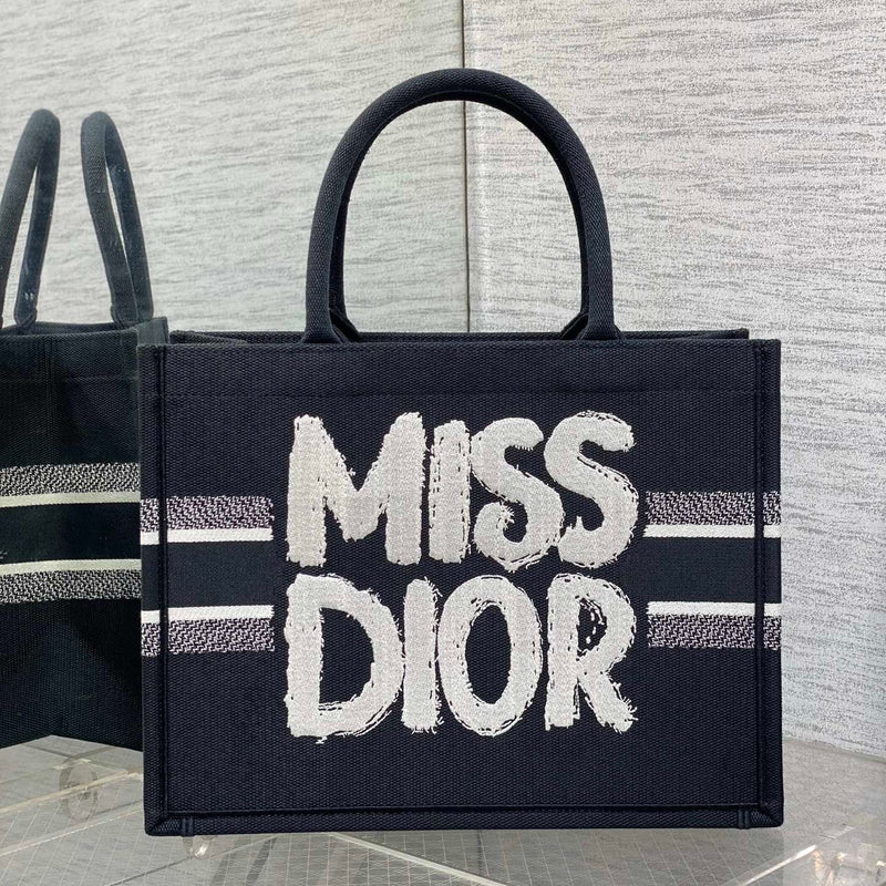 Spring/Summer Tote: Miss Spacious & Stylish