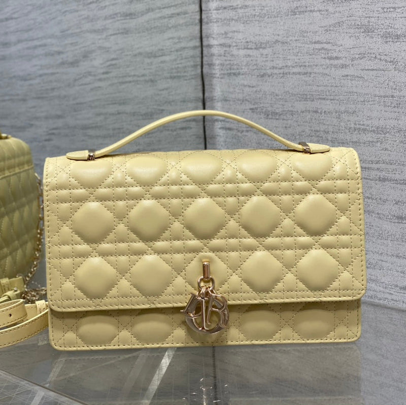Medium Pearl - chain Clutch: Cane - weave, Elegant