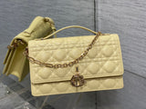 Medium Pearl - chain Clutch Cane - weave, Elegant