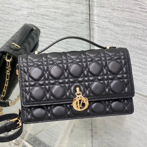   Medium Pearl - chain Clutch: Cane - weave black