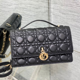   Medium Pearl - chain Clutch: Cane - weave black